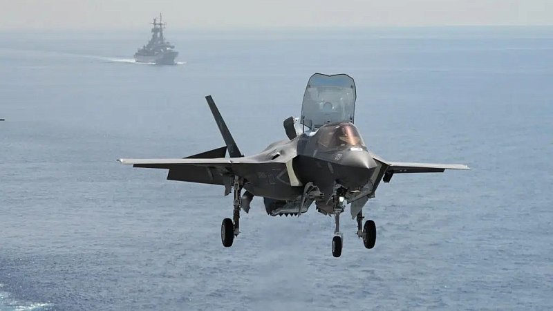 Посадка F-35B ВМС Италии на авианосец "Кавур"